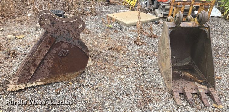 image for item EF1971 (2) excavator buckets