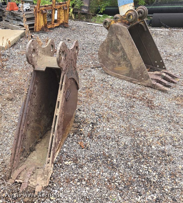 image for item EF1971 (2) excavator buckets