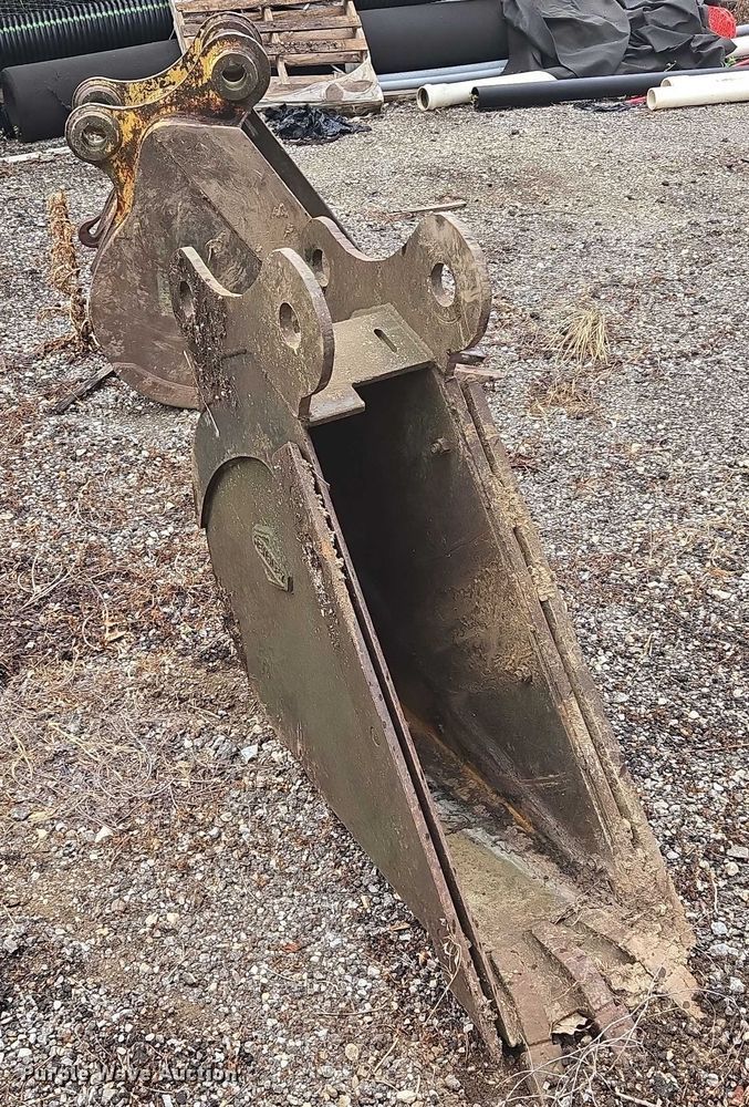 image for item EF1971 (2) excavator buckets