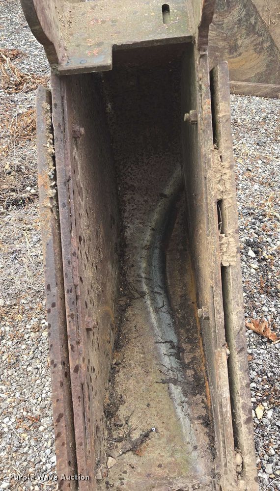 image for item EF1971 (2) excavator buckets