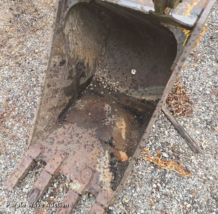 image for item EF1971 (2) excavator buckets