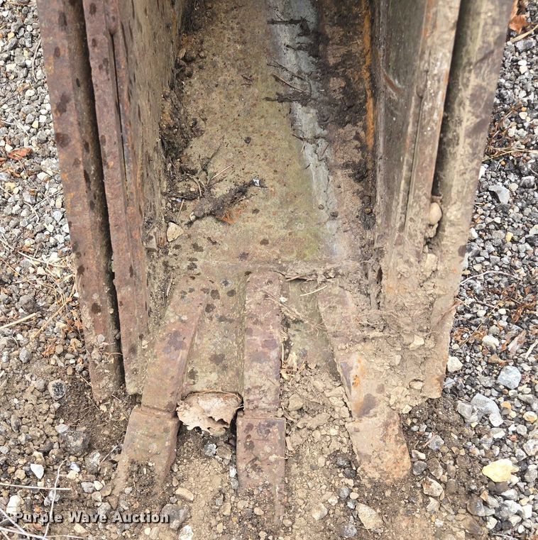 image for item EF1971 (2) excavator buckets