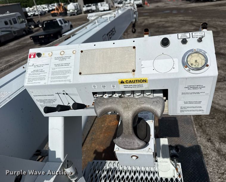 image for item EG6040 2009 Ford F750 digger derrick truck