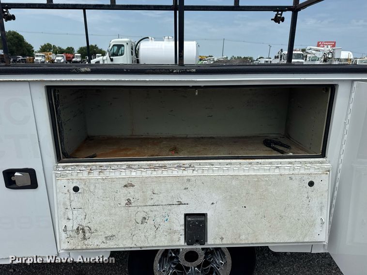 image for item EG6045 2017 Chevrolet Silverado 3500HD utility bed pickup truck