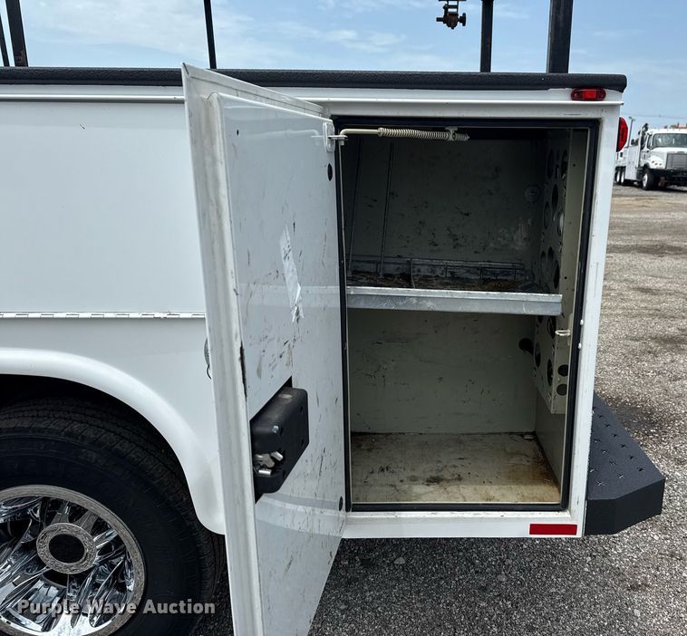 image for item EG6045 2017 Chevrolet Silverado 3500HD utility bed pickup truck