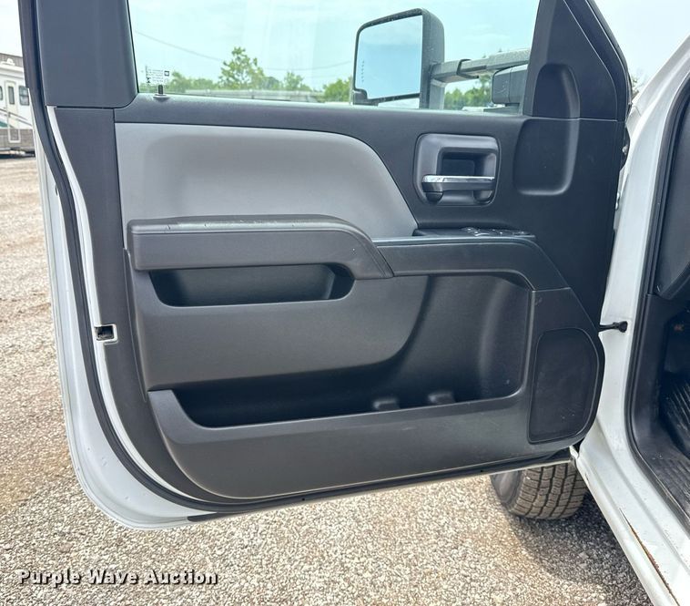 image for item EG6045 2017 Chevrolet Silverado 3500HD utility bed pickup truck