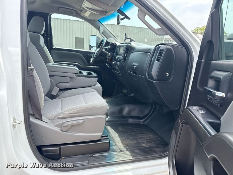 image for item EG6045 2017 Chevrolet Silverado 3500HD utility bed pickup truck