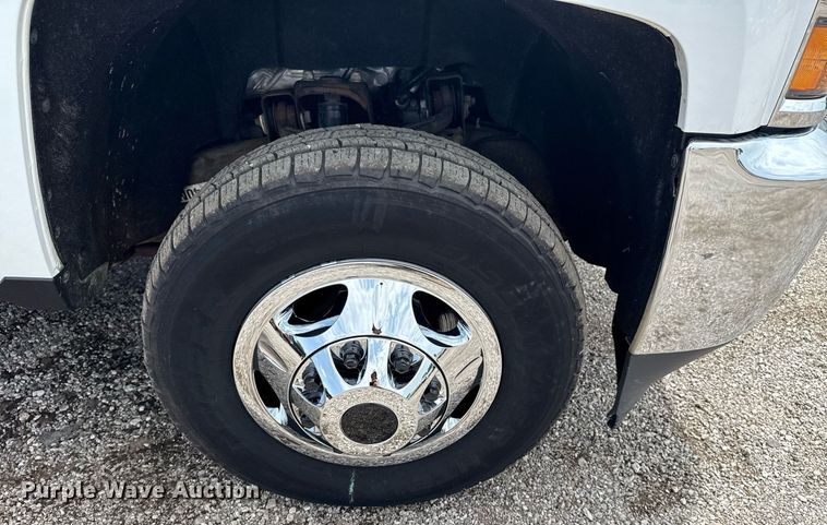 image for item EG6045 2017 Chevrolet Silverado 3500HD utility bed pickup truck