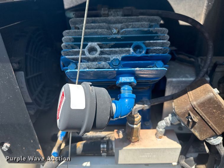 image for item EG6110 2013 Freightliner Business Class M2 fuel / lube truck