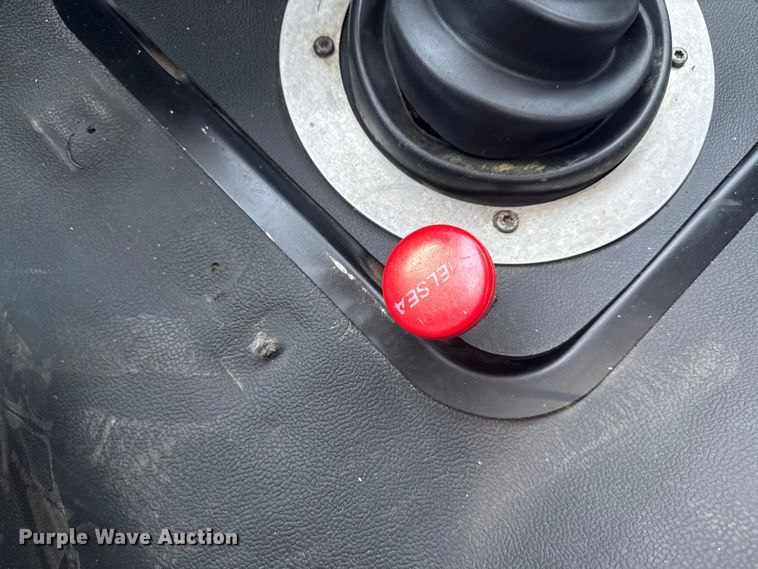 image for item EG6110 2013 Freightliner Business Class M2 fuel / lube truck