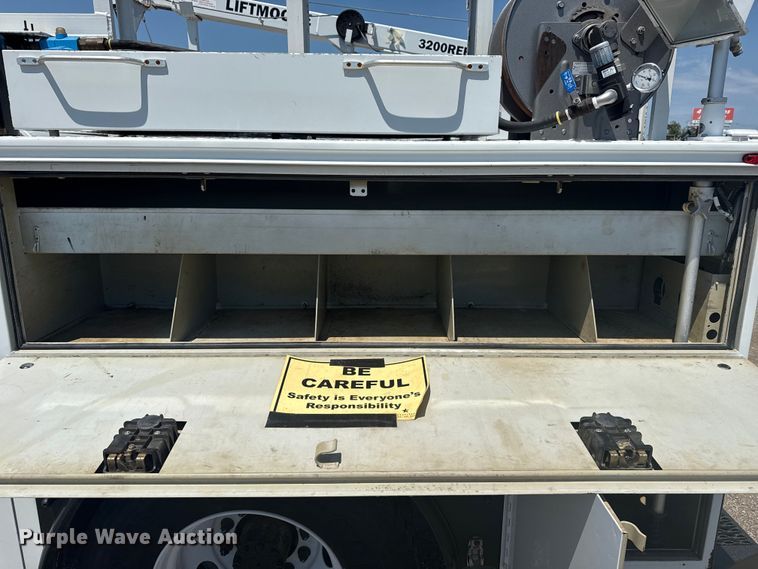 image for item EG6124 2013 Ford F650 Super Duty utility / service truck