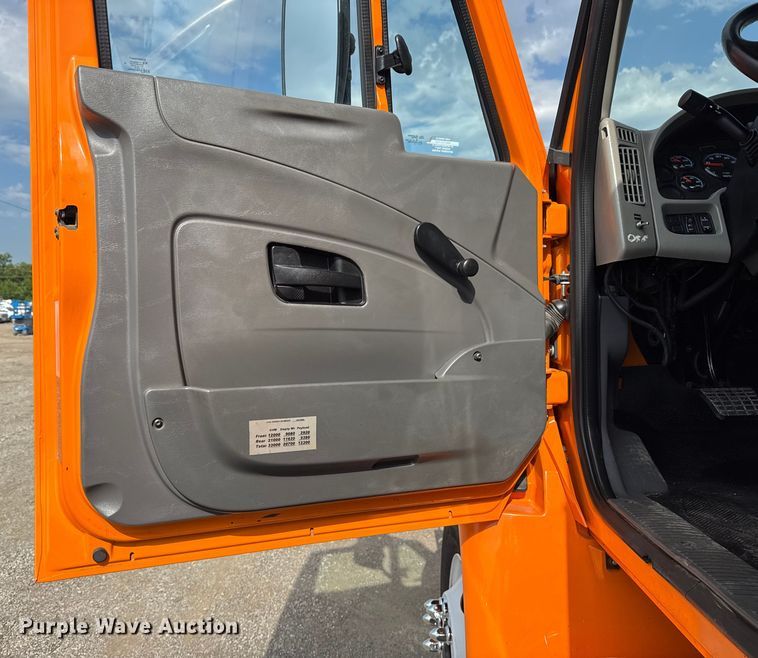 image for item EG6127 2011 International 4400 utility / service truck