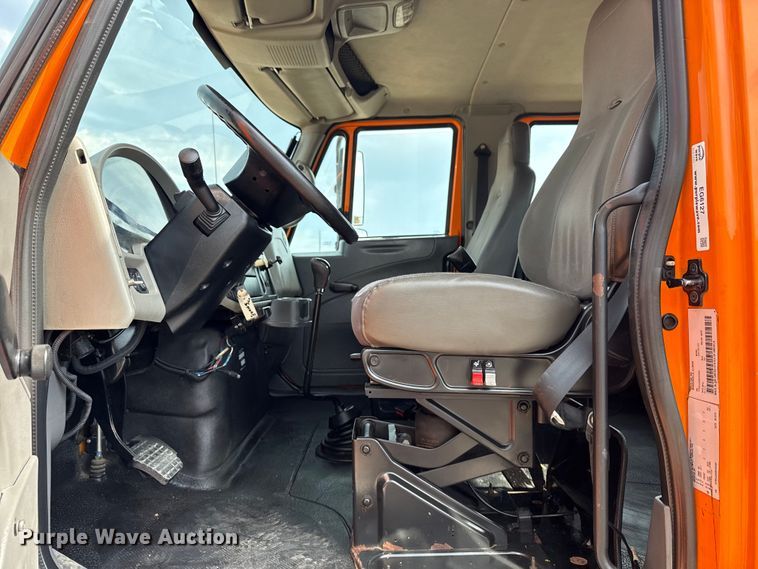 image for item EG6127 2011 International 4400 utility / service truck