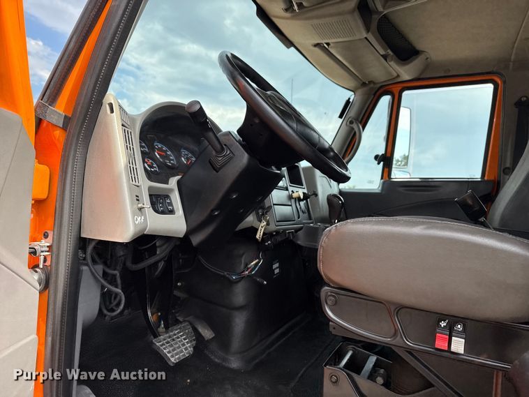 image for item EG6127 2011 International 4400 utility / service truck