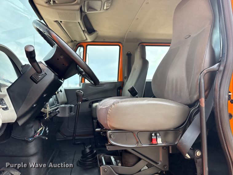 image for item EG6127 2011 International 4400 utility / service truck