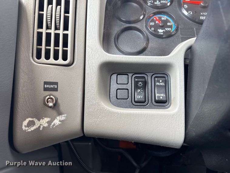 image for item EG6127 2011 International 4400 utility / service truck