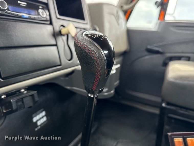 image for item EG6127 2011 International 4400 utility / service truck