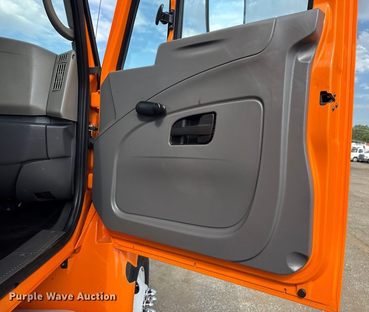 image for item EG6127 2011 International 4400 utility / service truck