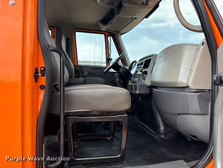 image for item EG6127 2011 International 4400 utility / service truck