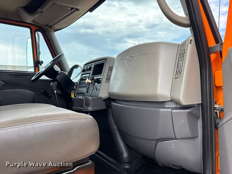 image for item EG6127 2011 International 4400 utility / service truck