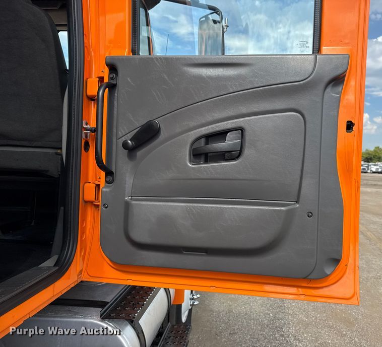 image for item EG6127 2011 International 4400 utility / service truck