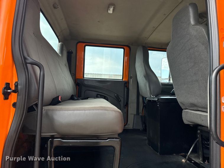 image for item EG6127 2011 International 4400 utility / service truck