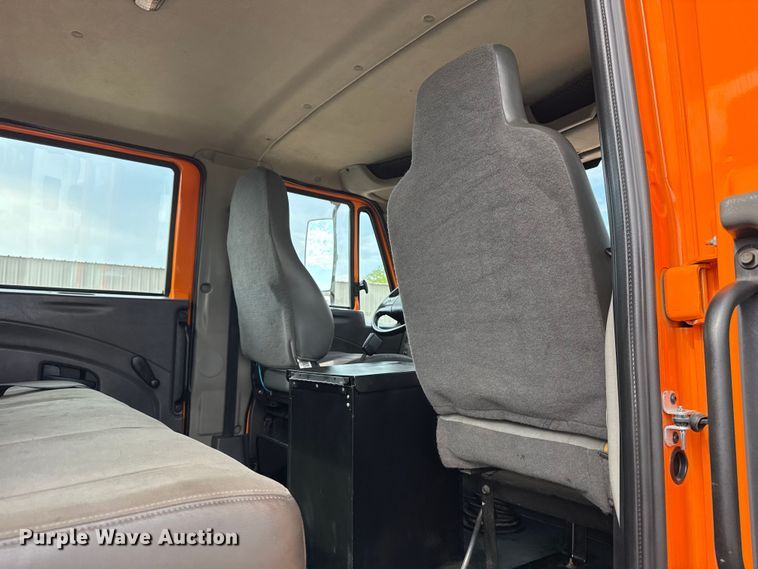 image for item EG6127 2011 International 4400 utility / service truck