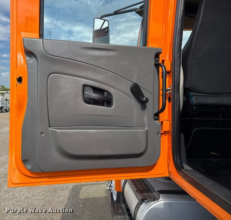 image for item EG6127 2011 International 4400 utility / service truck