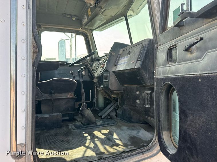 image for item EG6532 1990 Peterbilt 357 ready mix truck