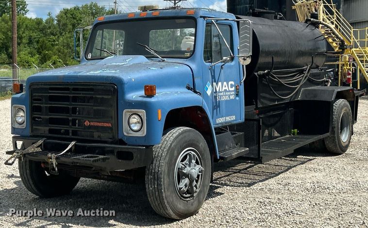 image for item EK8316 1989 International 1734 oil distributor truck