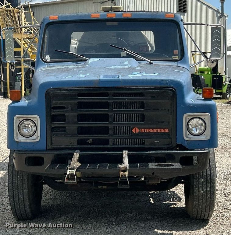 image for item EK8316 1989 International 1734 oil distributor truck