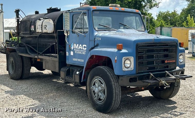 image for item EK8316 1989 International 1734 oil distributor truck