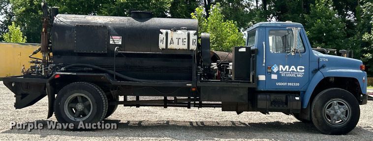 image for item EK8316 1989 International 1734 oil distributor truck