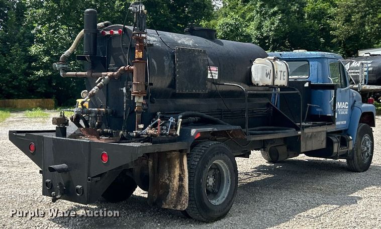 image for item EK8316 1989 International 1734 oil distributor truck