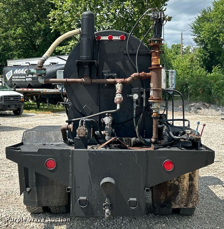 image for item EK8316 1989 International 1734 oil distributor truck