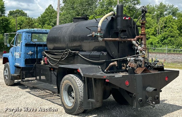 image for item EK8316 1989 International 1734 oil distributor truck