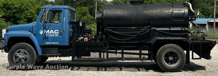 image for item EK8316 1989 International 1734 oil distributor truck