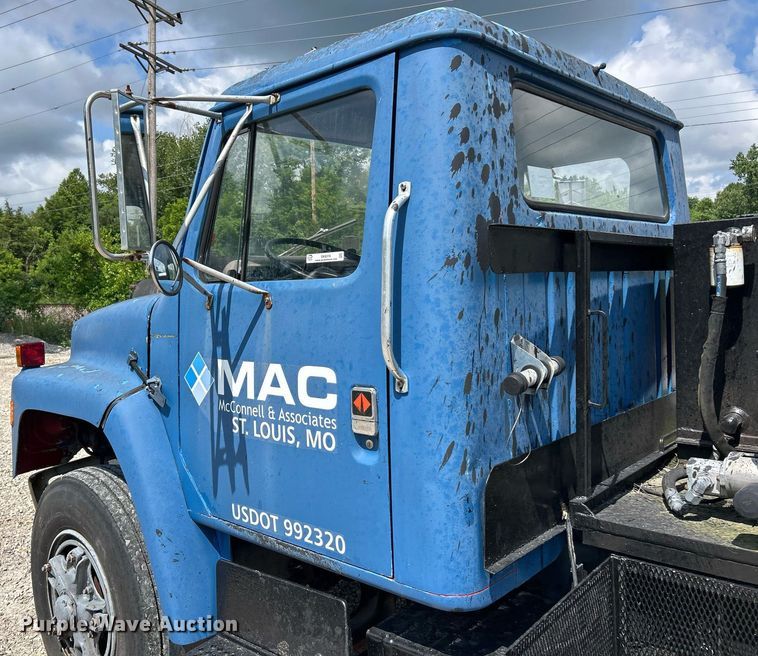 image for item EK8316 1989 International 1734 oil distributor truck