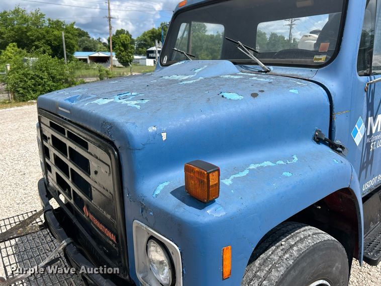 image for item EK8316 1989 International 1734 oil distributor truck