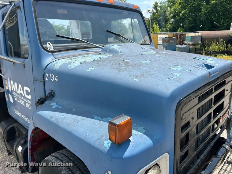 image for item EK8316 1989 International 1734 oil distributor truck