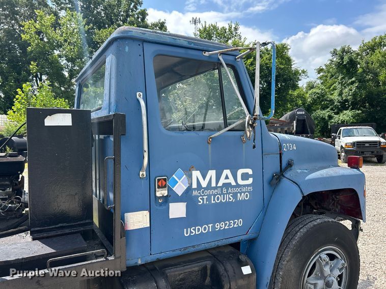 image for item EK8316 1989 International 1734 oil distributor truck