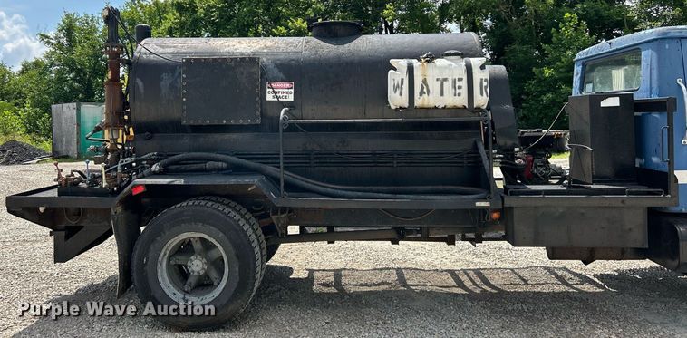 image for item EK8316 1989 International 1734 oil distributor truck