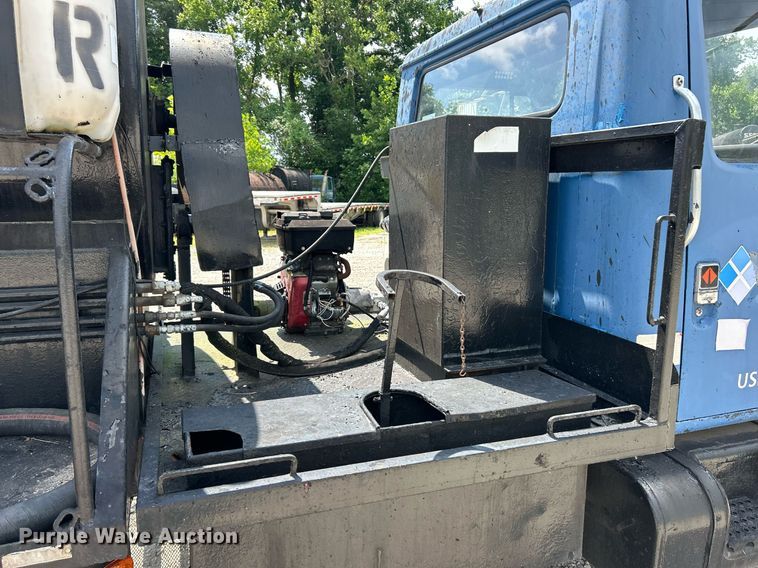 image for item EK8316 1989 International 1734 oil distributor truck