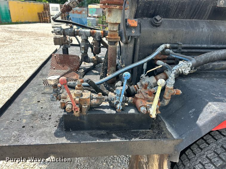 image for item EK8316 1989 International 1734 oil distributor truck