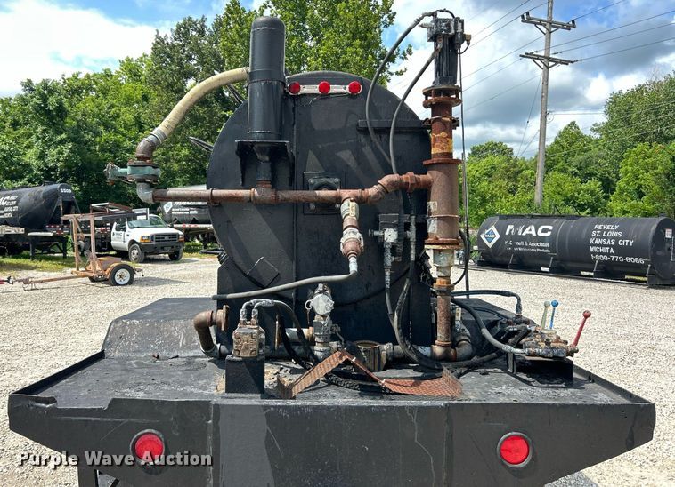 image for item EK8316 1989 International 1734 oil distributor truck