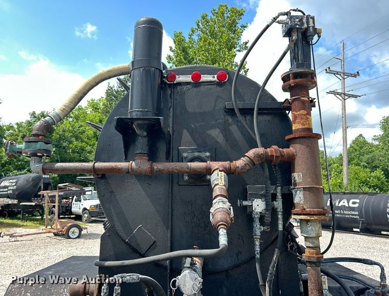 image for item EK8316 1989 International 1734 oil distributor truck