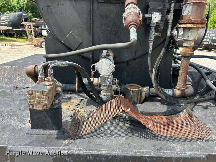 image for item EK8316 1989 International 1734 oil distributor truck