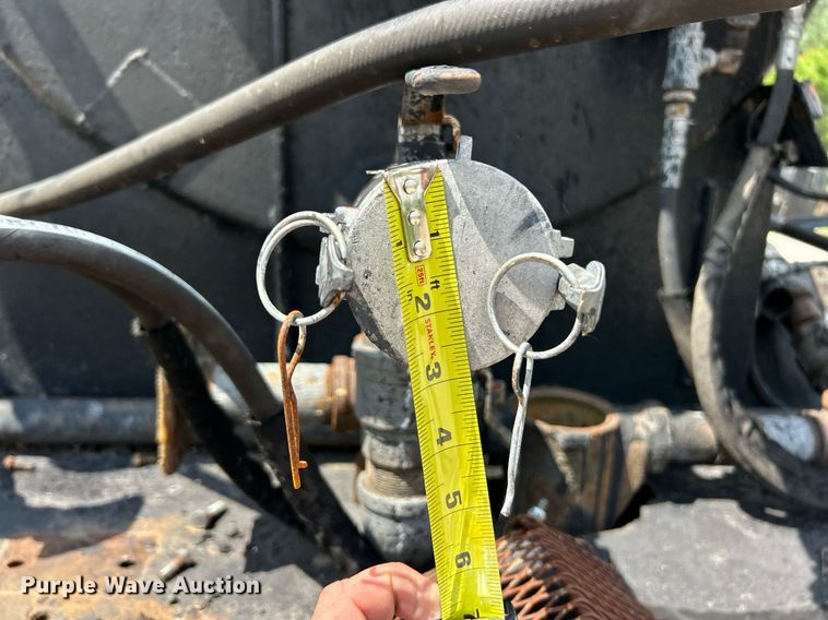 image for item EK8316 1989 International 1734 oil distributor truck