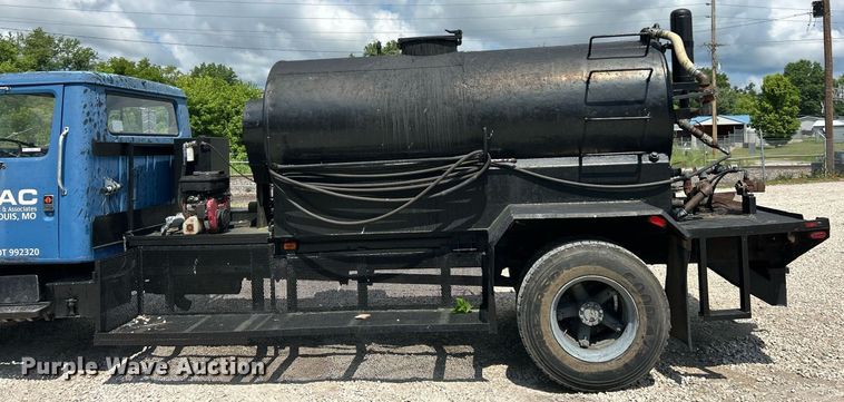 image for item EK8316 1989 International 1734 oil distributor truck