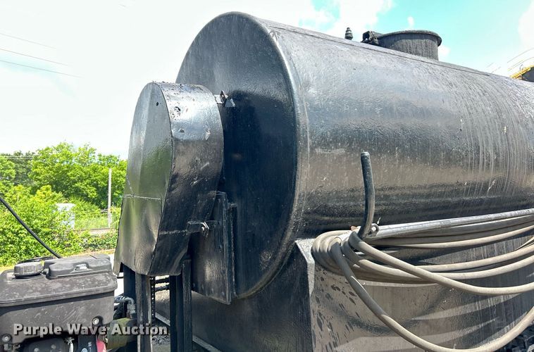 image for item EK8316 1989 International 1734 oil distributor truck